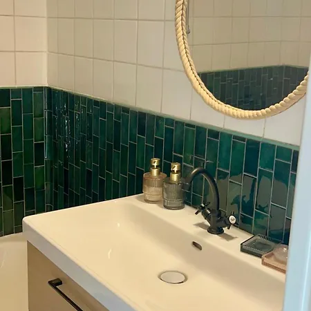 Apartment Rez-de-jardin Lumineux En Plein Centre De