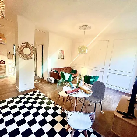 Rez-de-jardin Lumineux En Plein Centre De Apartment